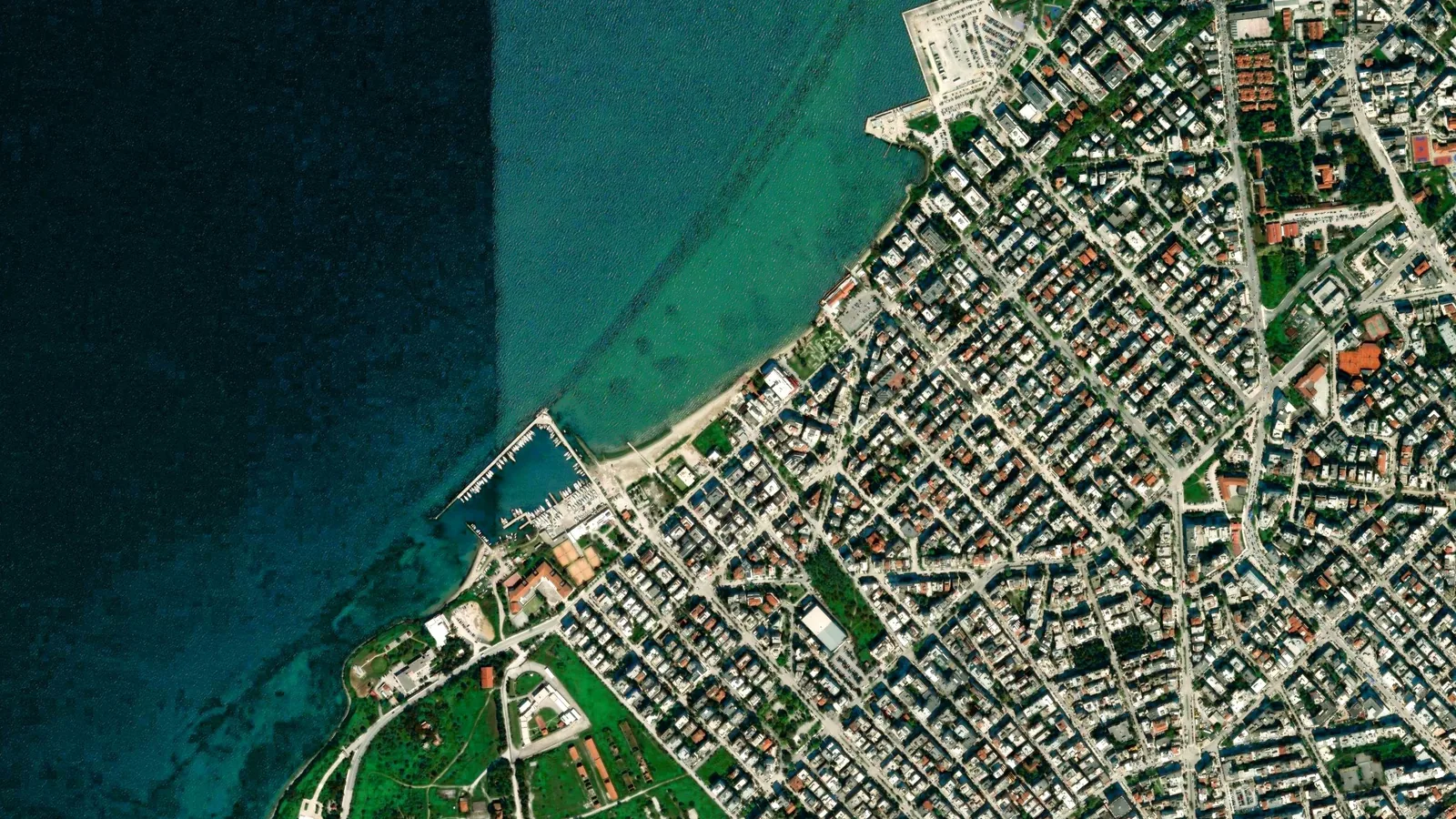 Δορυφορική εικόνα της παραλίας Καραμπουρνάκι με το σημείο συνάντησης